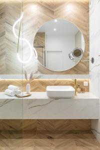 #1 OLIVE Apartment City Center FREE GARAGE في كراكوف: حمام مع حوض ومرآة