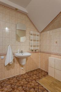 a bathroom with a sink and a mirror at Pensjonat nad Płaskim in Jerzwałd +25 photos