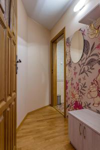 a bathroom with a sink and a mirror on the wall at Pensjonat nad Płaskim in Jerzwałd