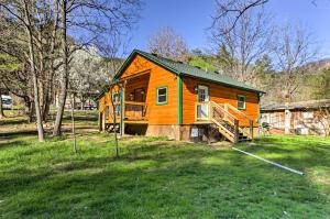 ein orangefarbenes Haus auf einem Feld mit einem Hof in der Unterkunft Just Fur Relaxin Sevierville Cabin with Hot Tub! in Sevierville