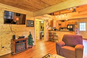 ein Wohnzimmer mit einem Kamin in einer Blockhütte in der Unterkunft Just Fur Relaxin Sevierville Cabin with Hot Tub! in Sevierville