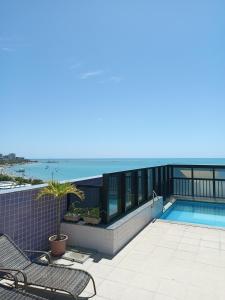 balcón con piscina y océano en Apartamento Top a Beira-Mar na Pajuçara - Maceió, en Maceió