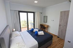Postel nebo postele na pokoji v ubytování Alexiszorba Villa + 37 fotografií