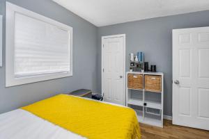 una camera con letto giallo e finestra di Entire Cute Boho Home Near Hospital, Expo Center, Free Parking a Kalamazoo Altre 3 foto