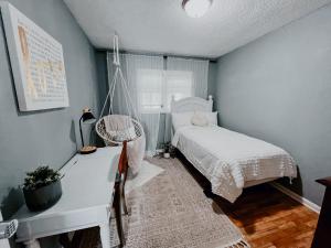 una camera da letto con un letto e un'amaca al suo interno di Entire Cute Boho Home Near Hospital, Expo Center, Free Parking a Kalamazoo