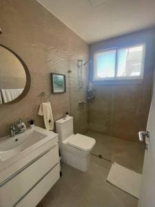 a bathroom with a toilet and a sink and a shower at Apartamento frente a Playa in San Pedro de Macorís