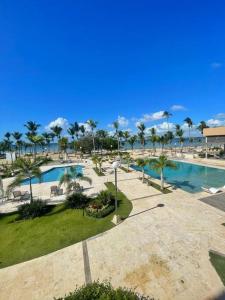 an aerial view of a resort with a swimming pool at Apartamento frente a Playa in San Pedro de Macorís