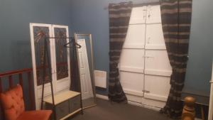 - un dressing avec un miroir et quelques rideaux dans l'établissement Atlantic cottage, à Blackpool