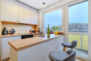 Η κουζίνα ή μικρή κουζίνα στο Apartament 4 Pory Roku PRZY PLAŻY Z WIDOKIEM NA MORZE +6 φωτογραφίες