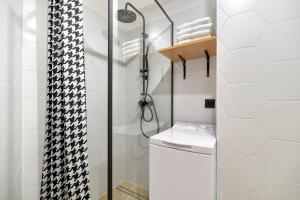 W łazience znajduje się prysznic, toaleta i umywalka. w obiekcie Apartament 4 Pory Roku PRZY PLAŻY Z WIDOKIEM NA MORZE w mieście Gdynia