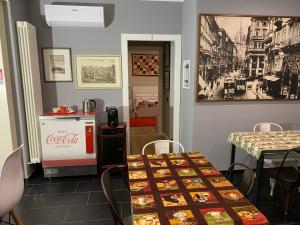 ein Restaurant mit zwei Tischen und einer Kokmaschine in der Unterkunft Bed & Breakfast Indi Thelar in Villa Guardia