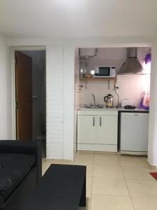 sala de estar con cocina y sofá en una habitación en Coqueto dpto Interno., en San Rafael