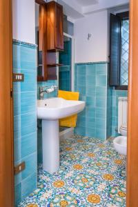 een badkamer met een wastafel en een toilet bij b&b Casa Alegría in Morano Calabro