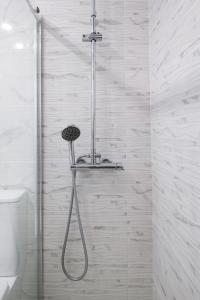 una ducha en un baño con ducha en Estudio Playa Los Locos, Torrevieja, en Torrevieja