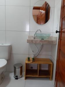 a bathroom with a sink and a mirror at Pousada Makai - Cajueiro da Praia in Barra Grande