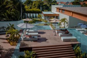 uma piscina com espreguiçadeiras e guarda-sóis ao lado de um edifício em Dreamer Beach Club em San Andrés
