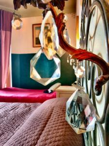 1 dormitorio con cama y banco rojo en Villa Amaranta Room and Breakfast, en Edolo