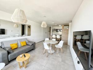 un salon avec un canapé et une table dans l'établissement PASEO QUATTRO, à Villa Carlos Paz