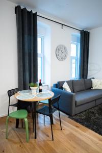 a living room with a table and chairs and a couch at STILVOLLES APARTMENT in Vienna