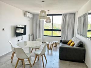 un salon avec un canapé et une table dans l'établissement PASEO QUATTRO, à Villa Carlos Paz