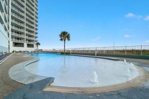 una piscina con una fuente frente a un edificio en Lighthouse unit 1012 - Luxury Beachfront Condo, en Gulf Shores