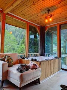 a living room with a tub and a couch in a house at CENNET DAĞ EVİ in Ayder Yaylasi