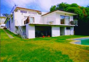 una gran casa blanca con una piscina frente a ella en SantoDomingoLitoral122, en Santo Domingo