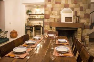 une salle à manger avec une table et une cheminée dans l'établissement Colina Verde, à Samaipata