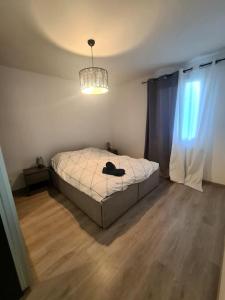 Кровать или кровати в номере Joli Appartement vue montagne, cosy avec jardin