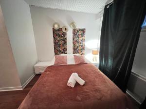 Un dormitorio con una cama con una toalla. en Lac de Briey Appartement Spacieux Un-Séjour-à-Part, en Briey