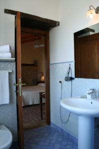 baño con lavabo y baño con cama en Agriturismo Villa Fiore en Torano Nuovo