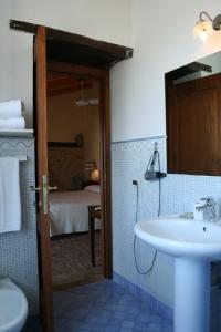 Torano NuovoにあるAgriturismo Villa Fioreのバスルーム(シンク付)、バスルーム(ベッド付)