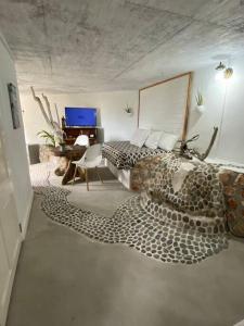um quarto com uma cama grande e um tapete com estampa de leopardo em Forever Beach Apartment em Sheerness