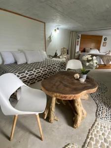 SheernessにあるForever Beach Apartmentのベッドルーム1室(ベッド1台、テーブル、椅子付)