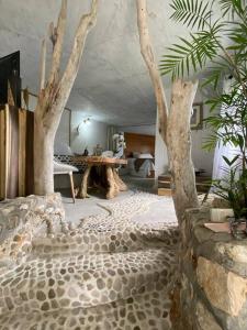una camera con alberi, divano e tavolo di Forever Beach Apartment a Sheerness