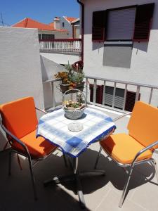 a table and two chairs on a balcony with a table at Casa Aguarela, estilo familiar na Serra da Estrela in São Romão