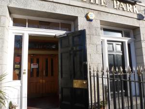 una entrada a un edificio con una puerta negra en Inn At The Park Hotel en Aberdeen