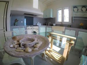 uma cozinha com uma mesa com conchas em KVilla Comfort Living em Triandáros