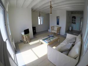 uma sala de estar com um sofá branco e uma mesa em KVilla Comfort Living em Triandáros