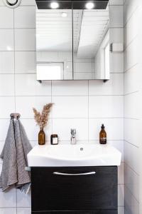 - czarno-białą łazienkę z umywalką i lustrem w obiekcie Beautiful house with sea view w mieście Piteå