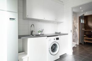 Kuchyň nebo kuchyňský kout v ubytování Guestly Homes - Seaside Stay with Sauna