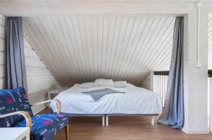 Postel nebo postele na pokoji v ubytování Guestly Homes - Seaside Stay with Sauna