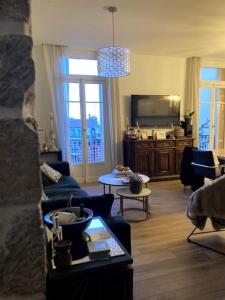 ein Wohnzimmer mit einem Sofa und einem TV in der Unterkunft Cosy flat next Casino in Monaco in Beausoleil