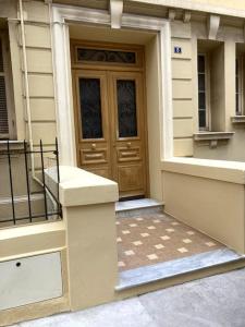 eine Tür eines Hauses mit einer Veranda und einem Türgmaxwell in der Unterkunft Cosy flat next Casino in Monaco in Beausoleil