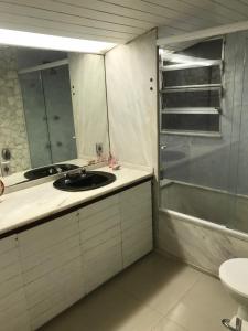 y baño con lavabo, ducha y bañera. en Luxo Frente Mar Copacabana, en Río de Janeiro