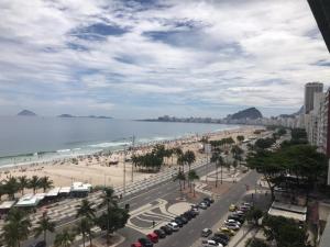 vistas a la playa y al océano desde un edificio en Luxo Frente Mar Copacabana, en Río de Janeiro