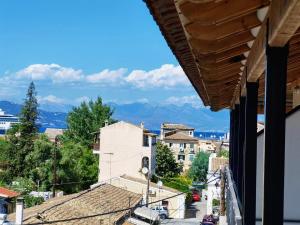 une vue depuis un balcon d'une ville avec des montagnes dans l'établissement Apartment CALLAS in Corfu Town, à Corfou