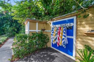 een huis met een garage met een vlag erop bij Tropical Oasis Located Near Lake With Pool and Hot Tub in West Palm Beach