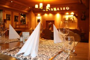 GrodoeyにあるHotel & Restaurant Dianaのワイングラスとナプキンを盛り付けたテーブル