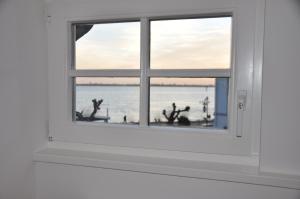 uma janela num quarto com vista para o oceano em Lütthüs Blankenese em Hamburgo